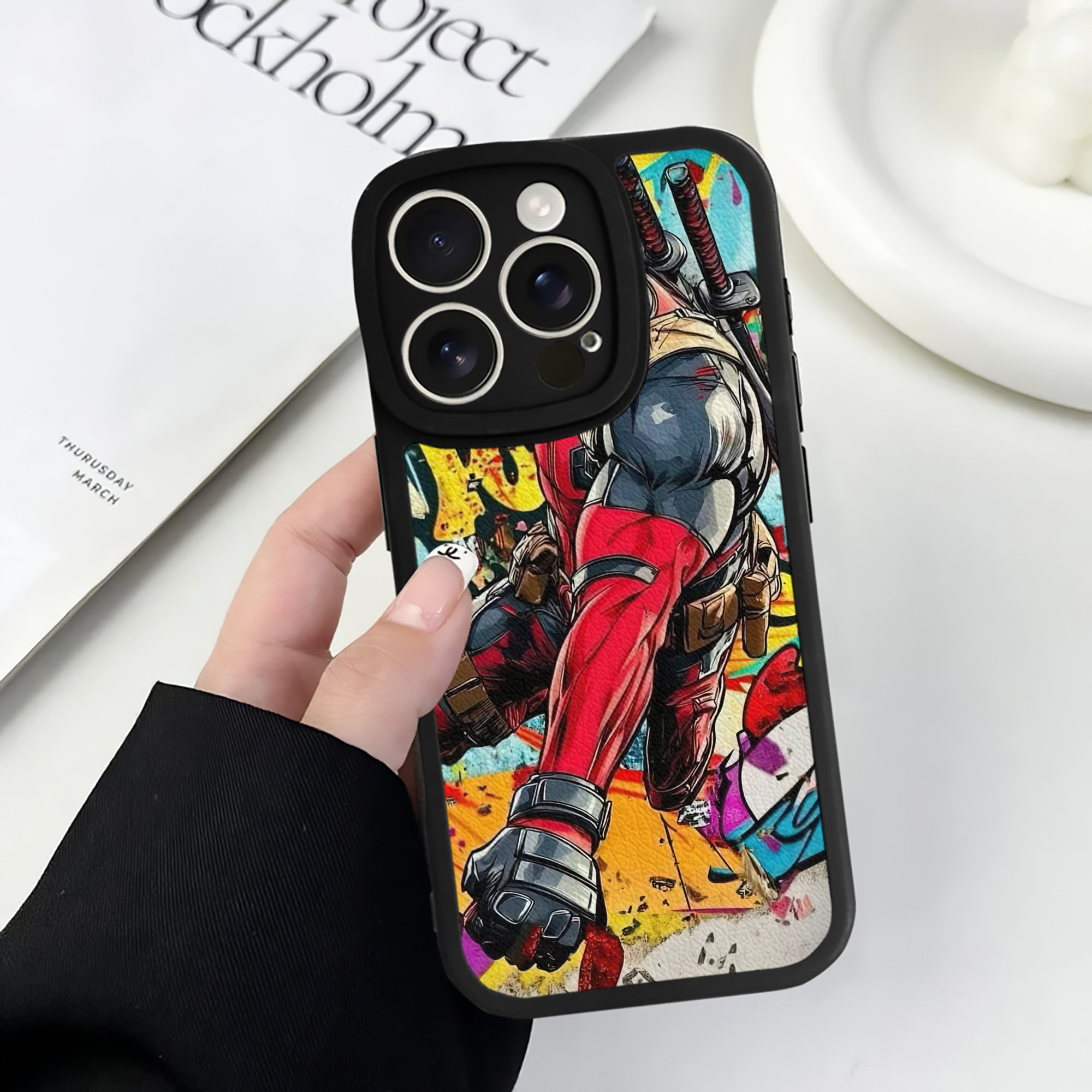 （画像用） Deadpool デッドプール 【iPhone 16シリーズ対応】シリコンスマホケース（レザー調） 材質：シリコン